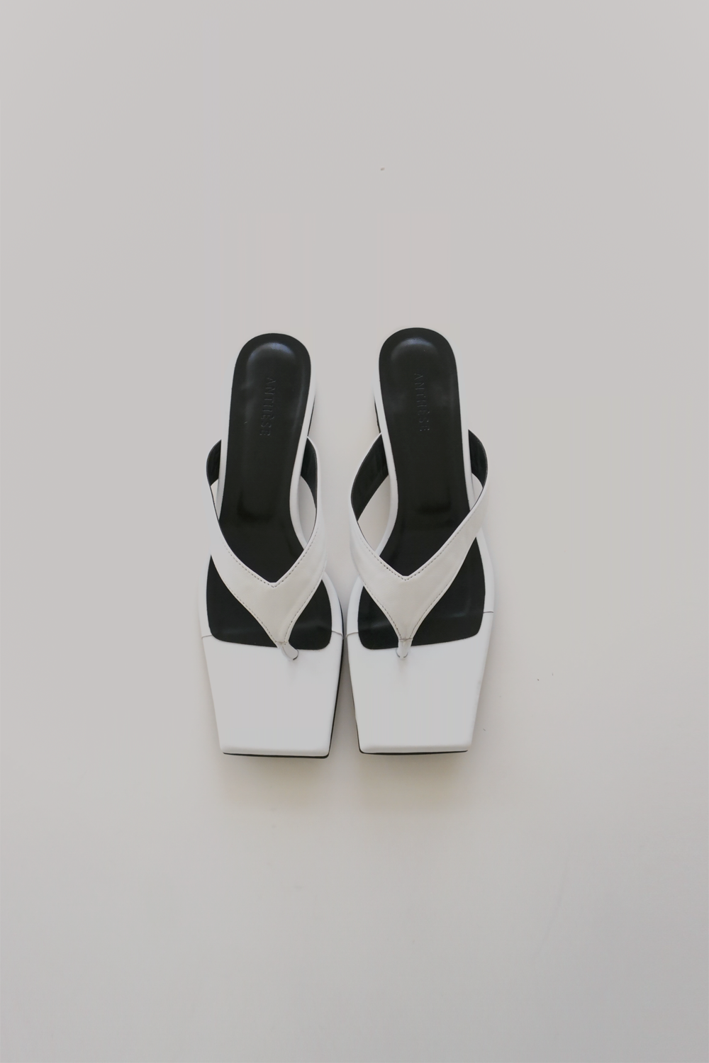 ANTHÈSE Lill flip-flop sandal, white