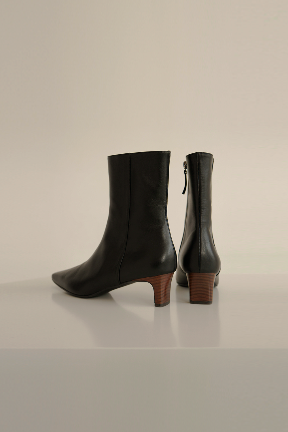 ANTHÈSE delicate ankle boots, black