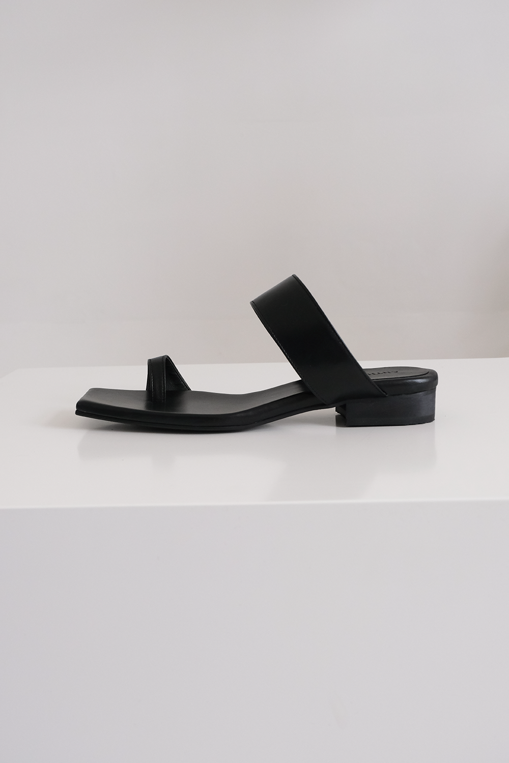 ANTHÈSE Celina sandal, black