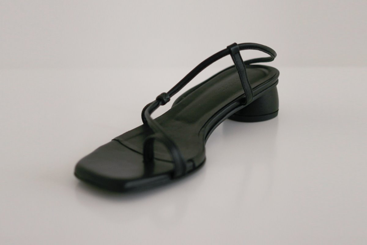 ANTHÈSE rowen strap sandal, black